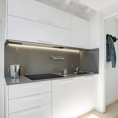Lake View Flat With Parking & Shared Pool شقة *